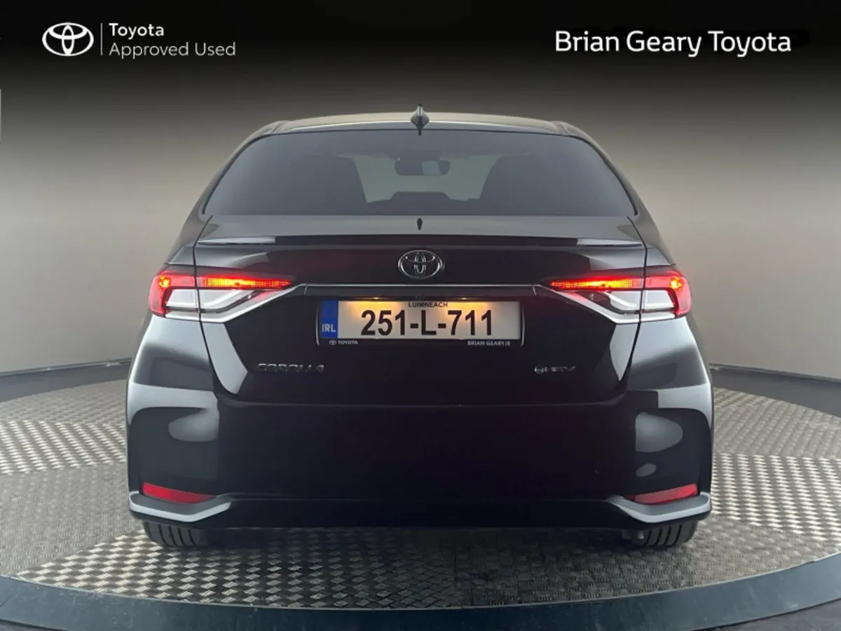 Toyota Corolla HYBRID LUNA SPORT SALOON - Image 4