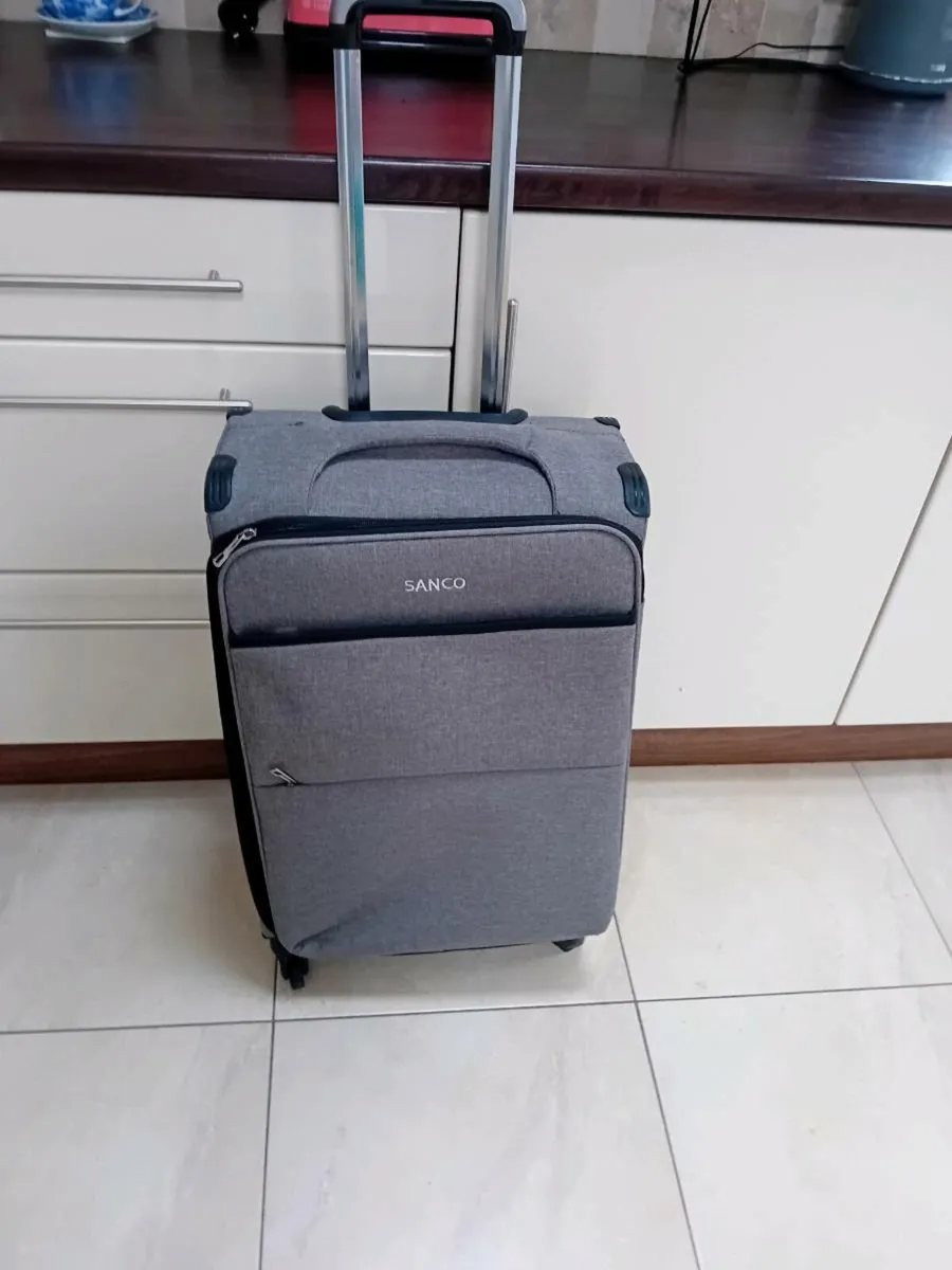 LARGE NEW SUITCASE 4 WHEELS - Image 1