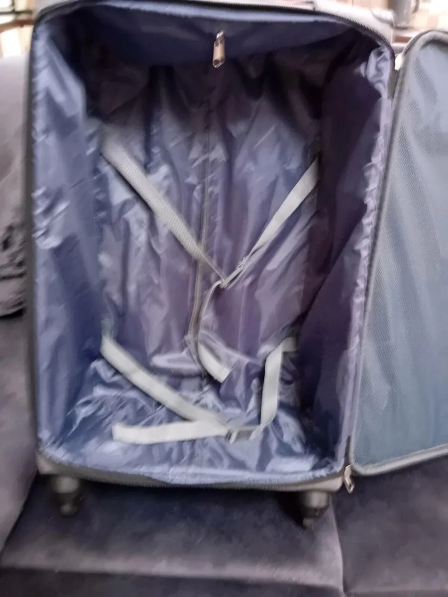 LARGE NEW SUITCASE 4 WHEELS - Image 2