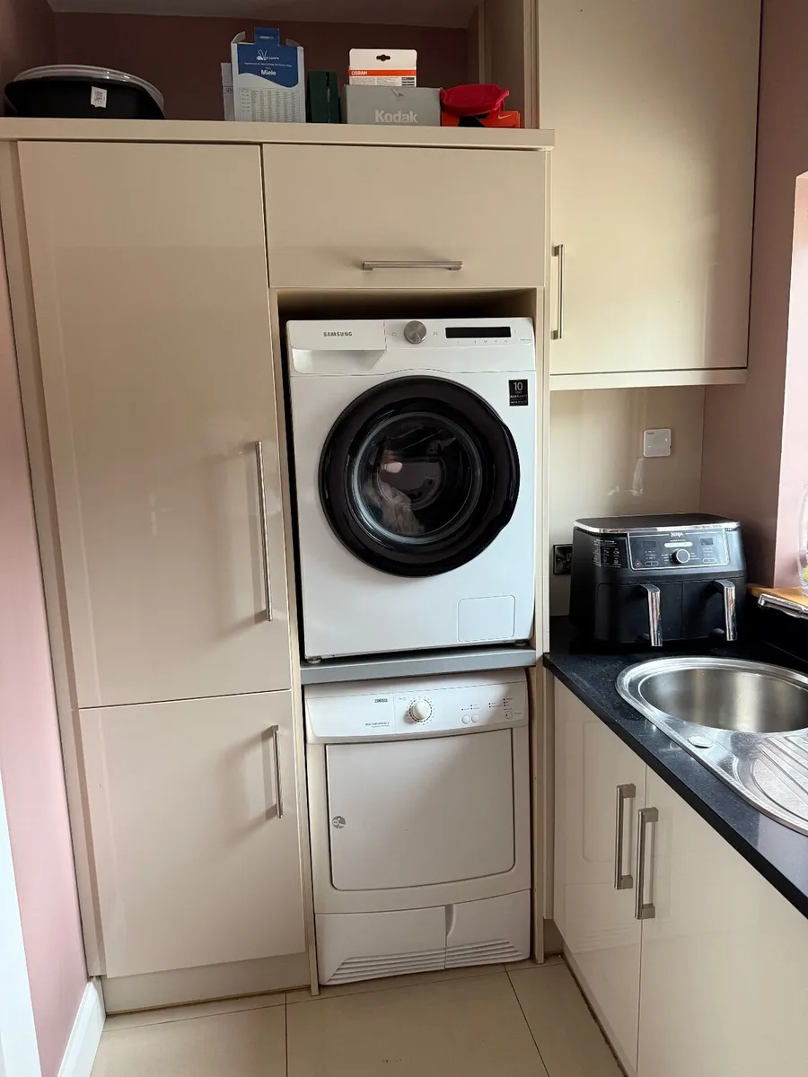 Full kitchen, utility room units & island lights - Image 2
