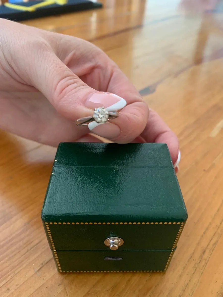 1 x 18ct White Gold Diamond Solitaire Ring - Image 2