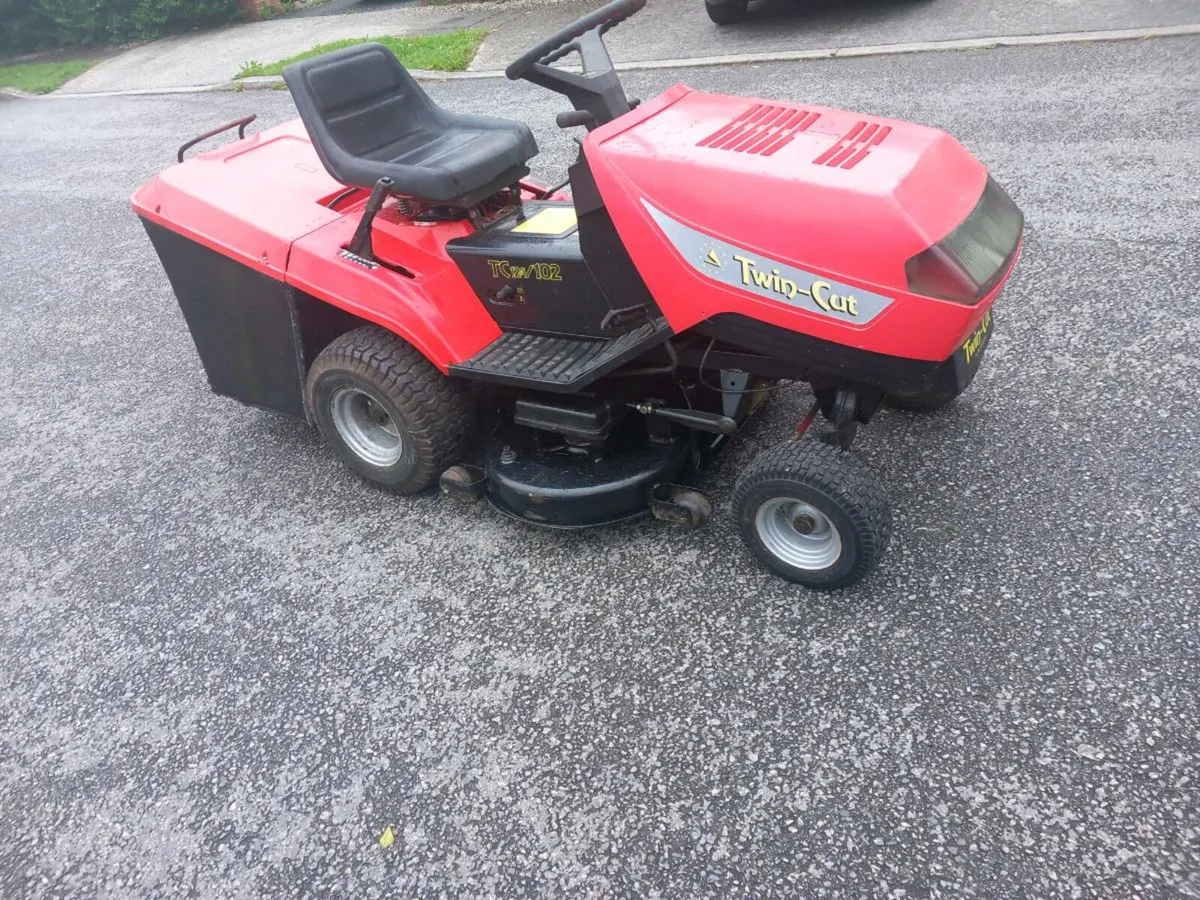 Ride on lawnmower - Image 1