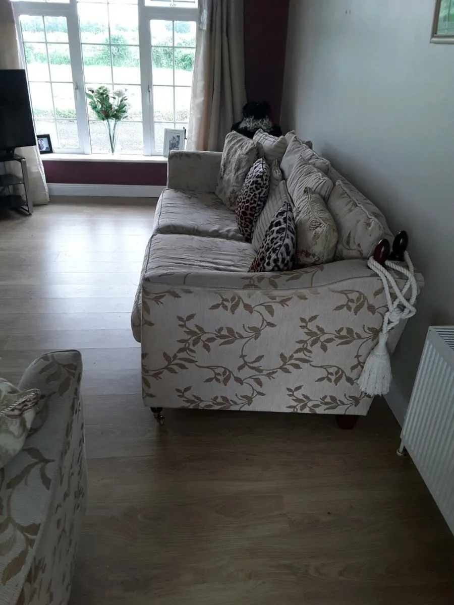 Pine table 6ft and 6 leather chairs - Image 4