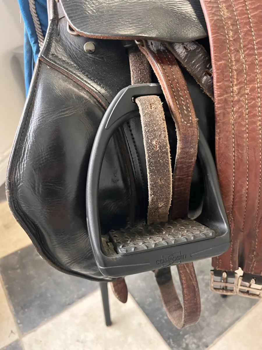 17 inch jumping saddle - Image 3