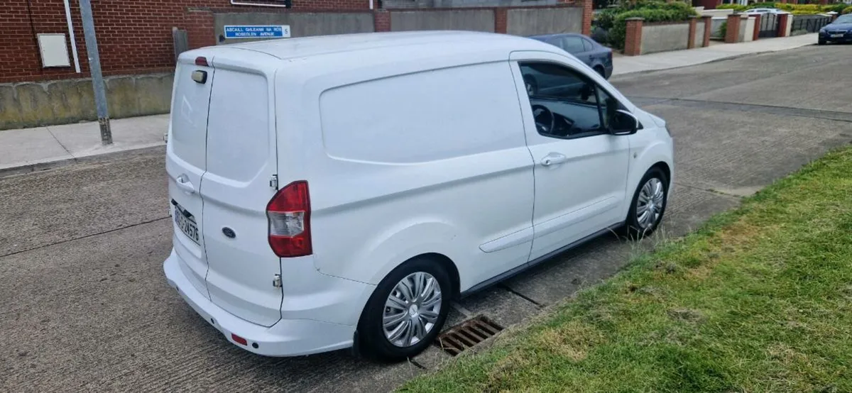 Ford Transit Courier - Image 3