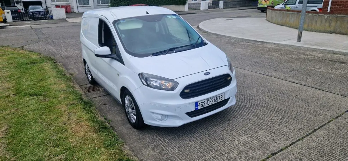 Ford Transit Courier - Image 4