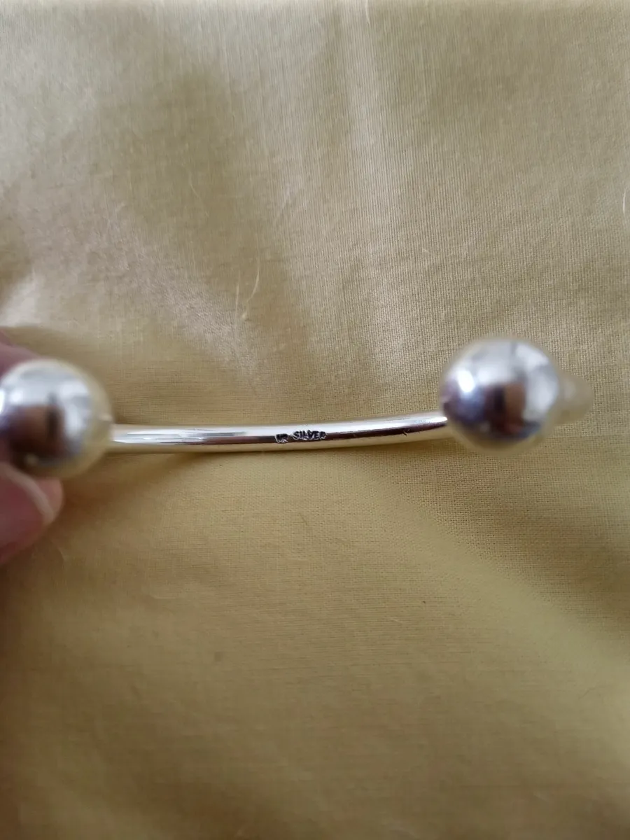 Women's silver torc bracelet - Image 3