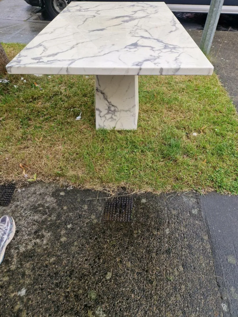 Marble table - Image 1
