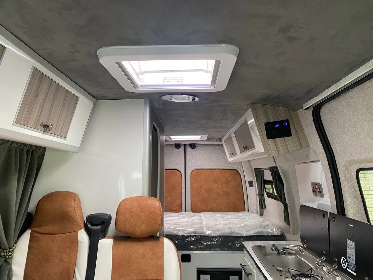 Renault Master campervan - Image 4