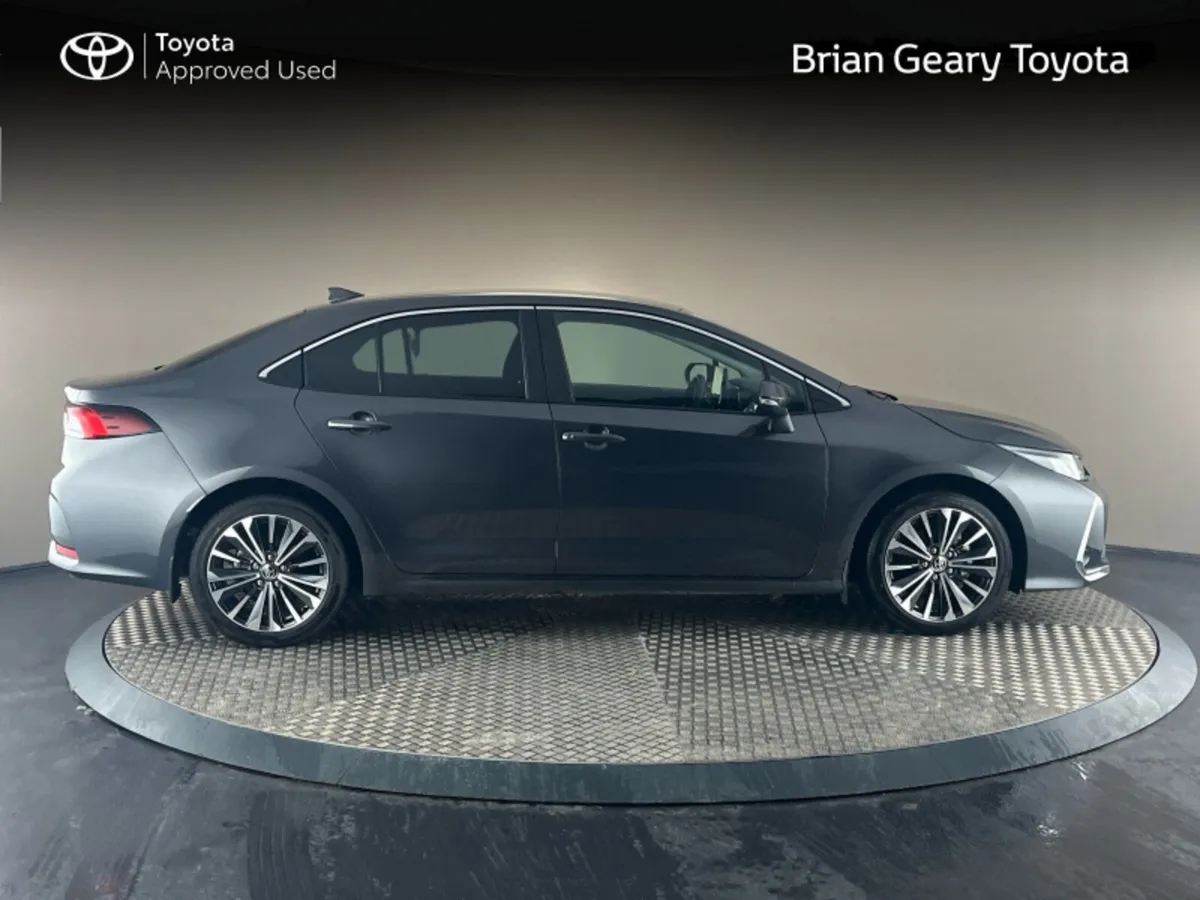 Toyota Corolla HYBRID LUNA SPORT SALOON - Image 3