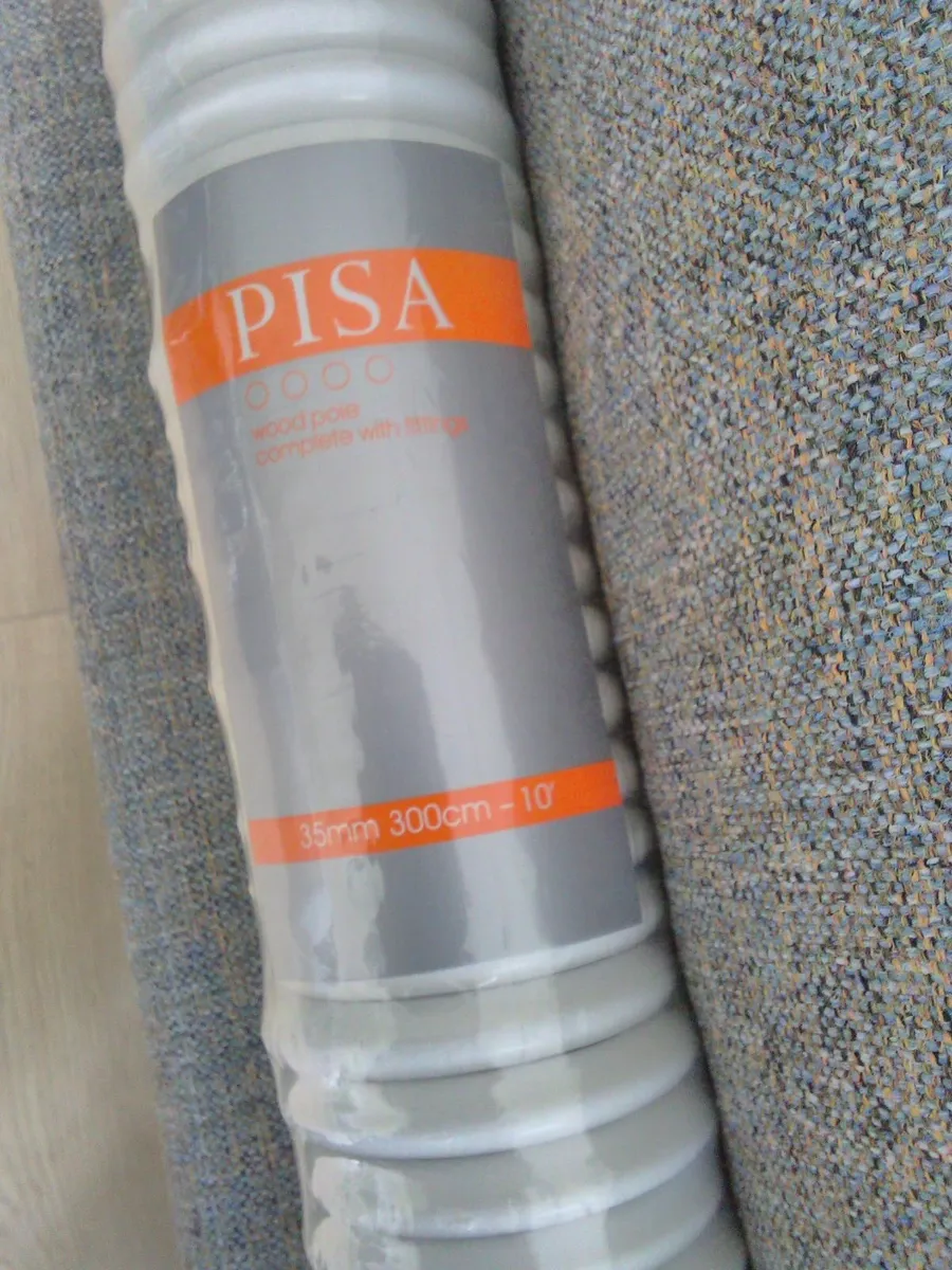 10 ft white curtain pole - Image 1