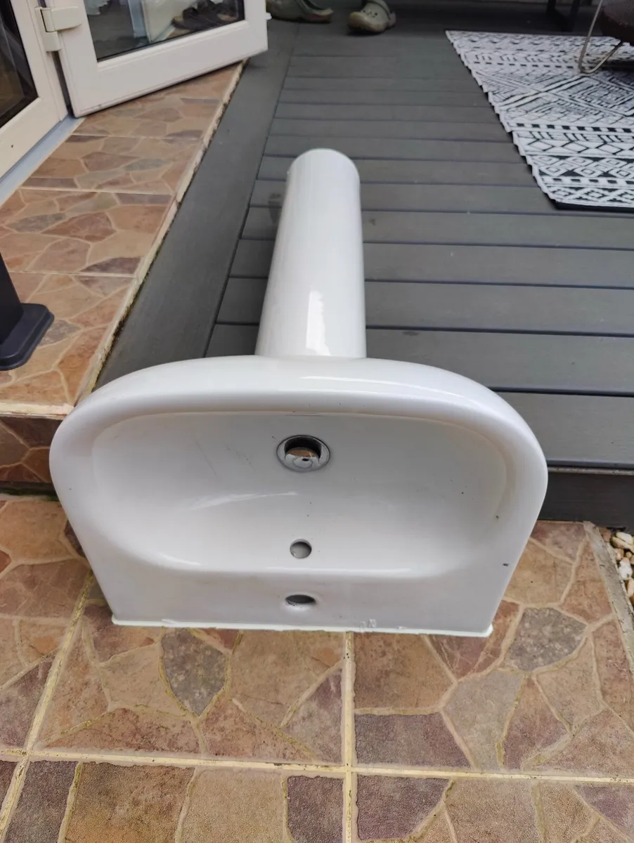 basin with pedestal