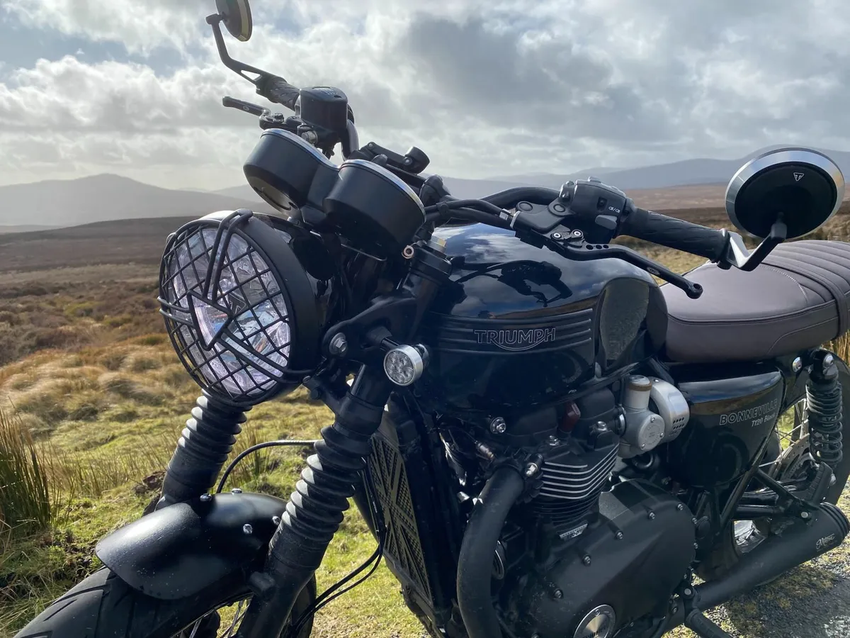 Triumph Bonneville T120 Black - Image 1