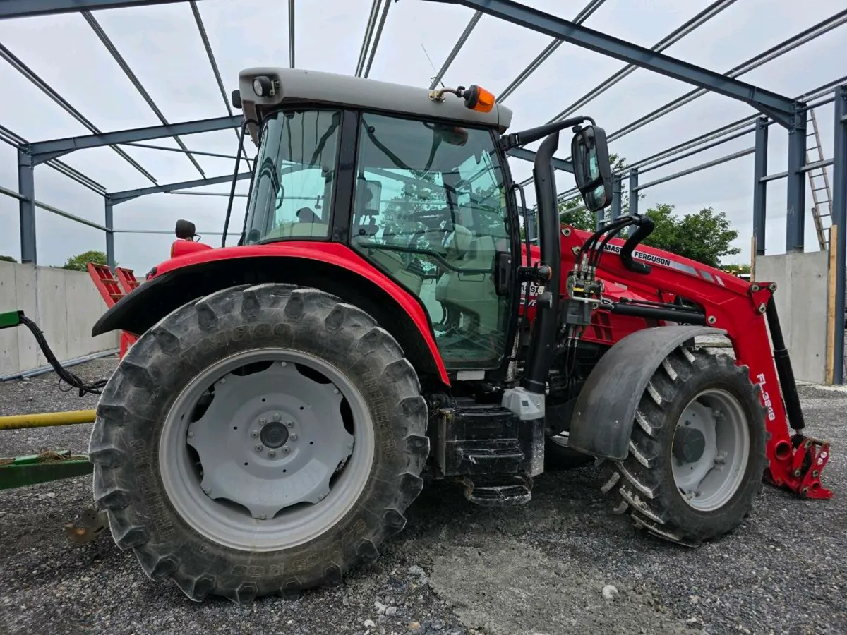 2018 Massey Ferguson 5712S - Image 4