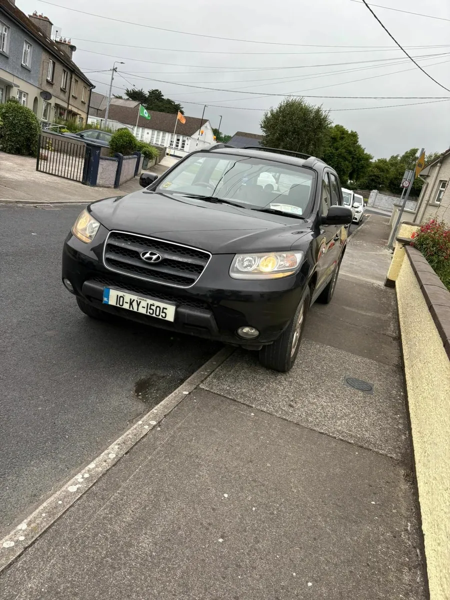 Hyundai Santa Fe 2010 - Image 2