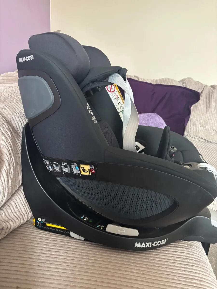 Maxi Cosi 360 Pearl Car Seat and Base - Image 1