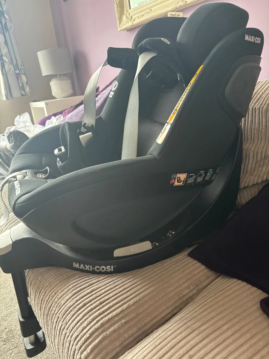 Maxi Cosi 360 Pearl Car Seat and Base - Image 2