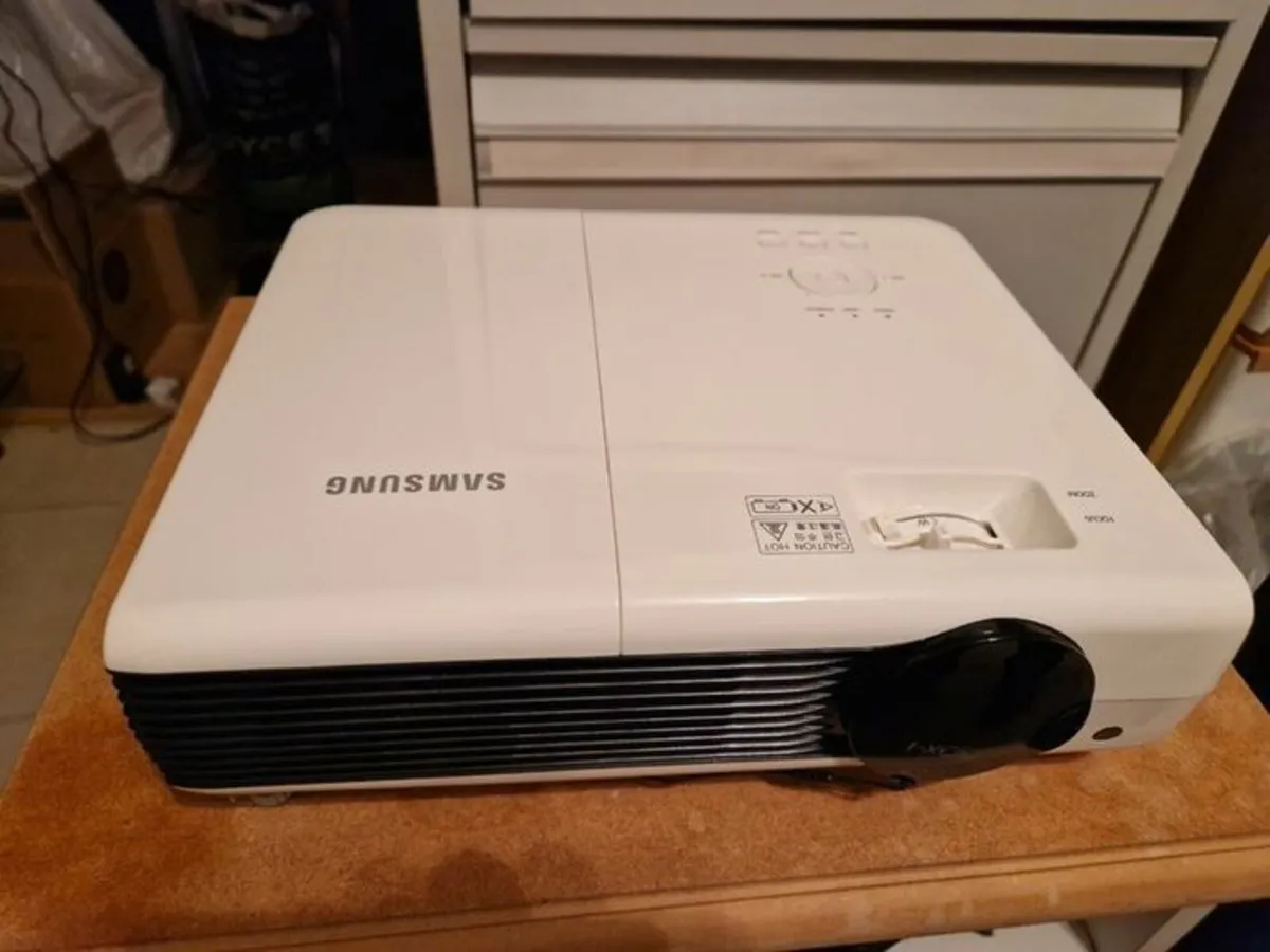 Samsung SP-M220 Projector with White Screen Cloth - Image 1