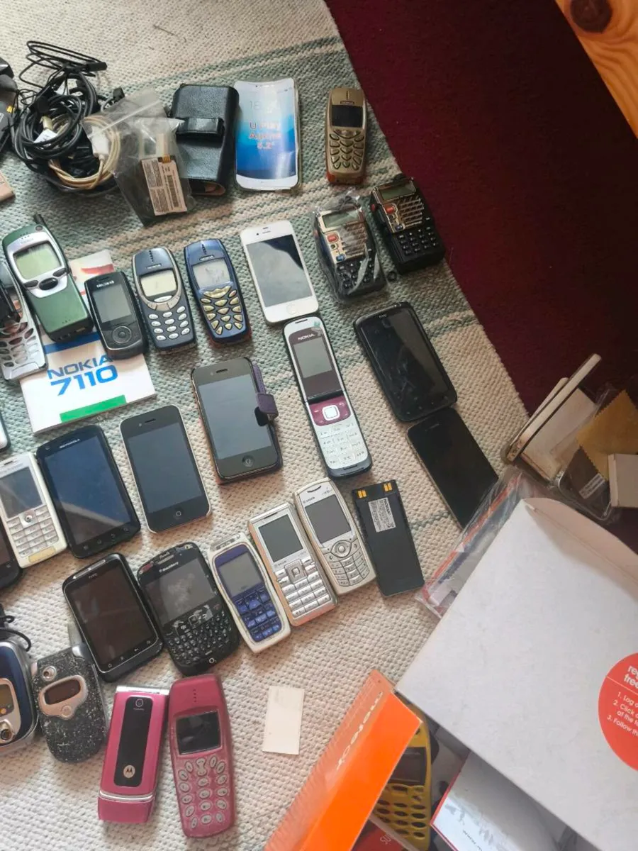 Old mobile phones - Image 3
