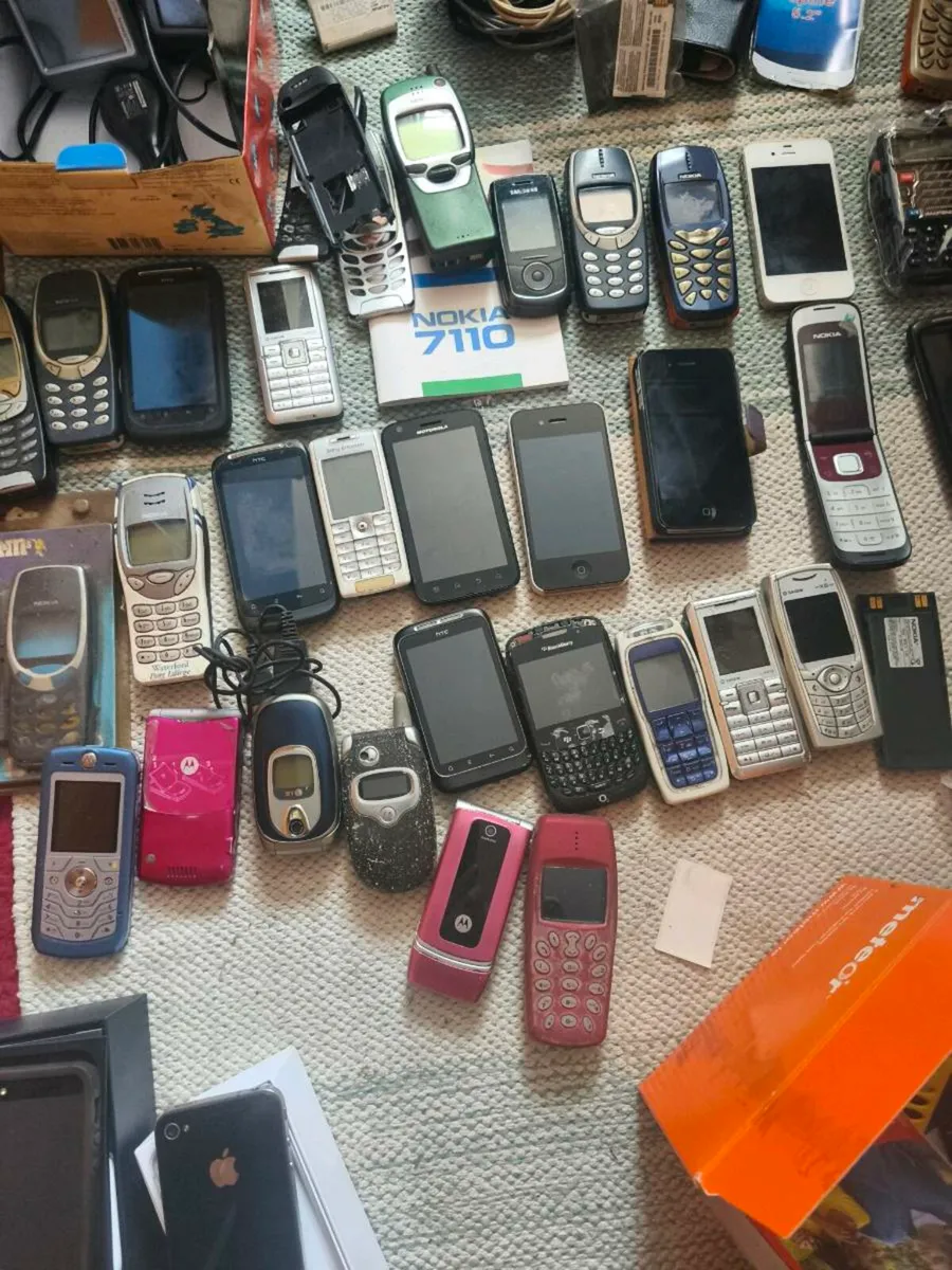 Old mobile phones - Image 4
