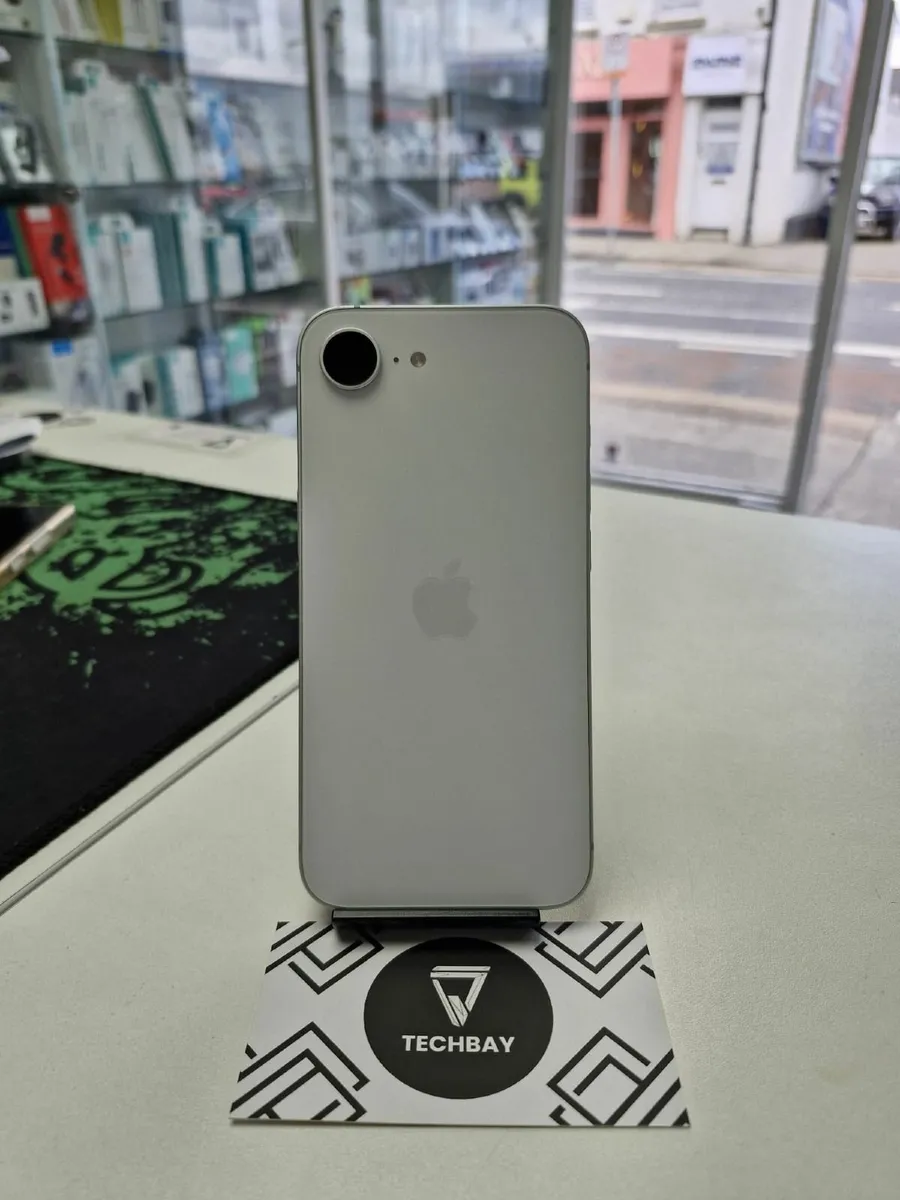 iPhone 16e