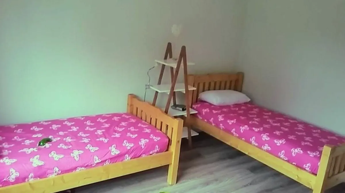 2 single wooden beds