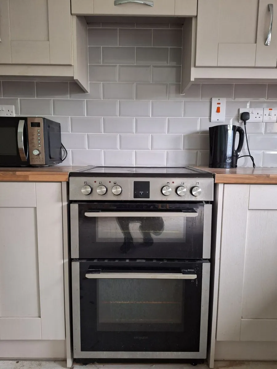 Freestanding oven and hob