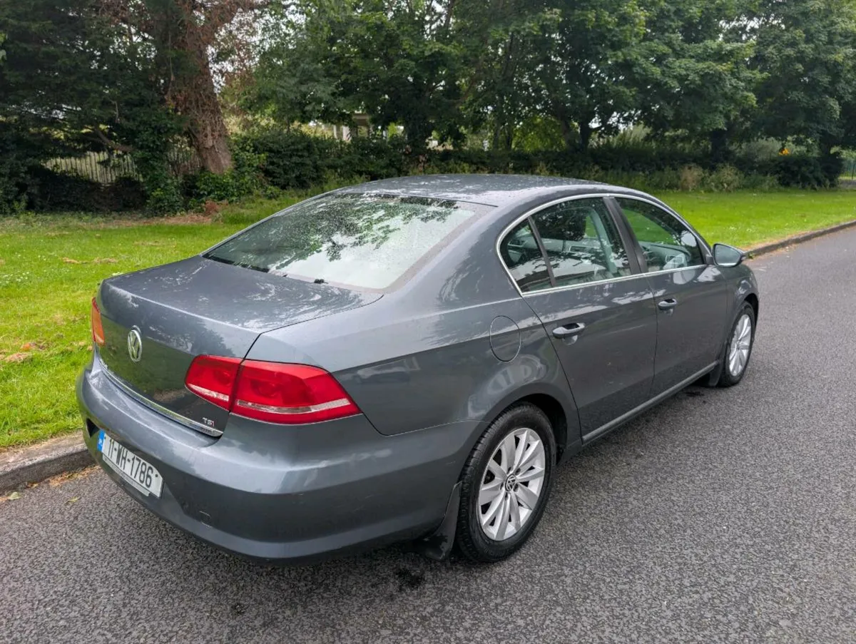 Volkswagen Passat 2011 - Image 2