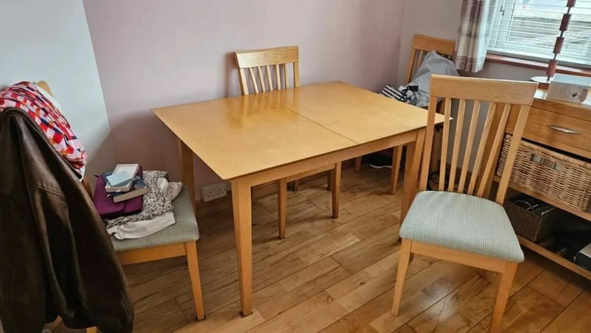 Table and 4 chairs - Image 1