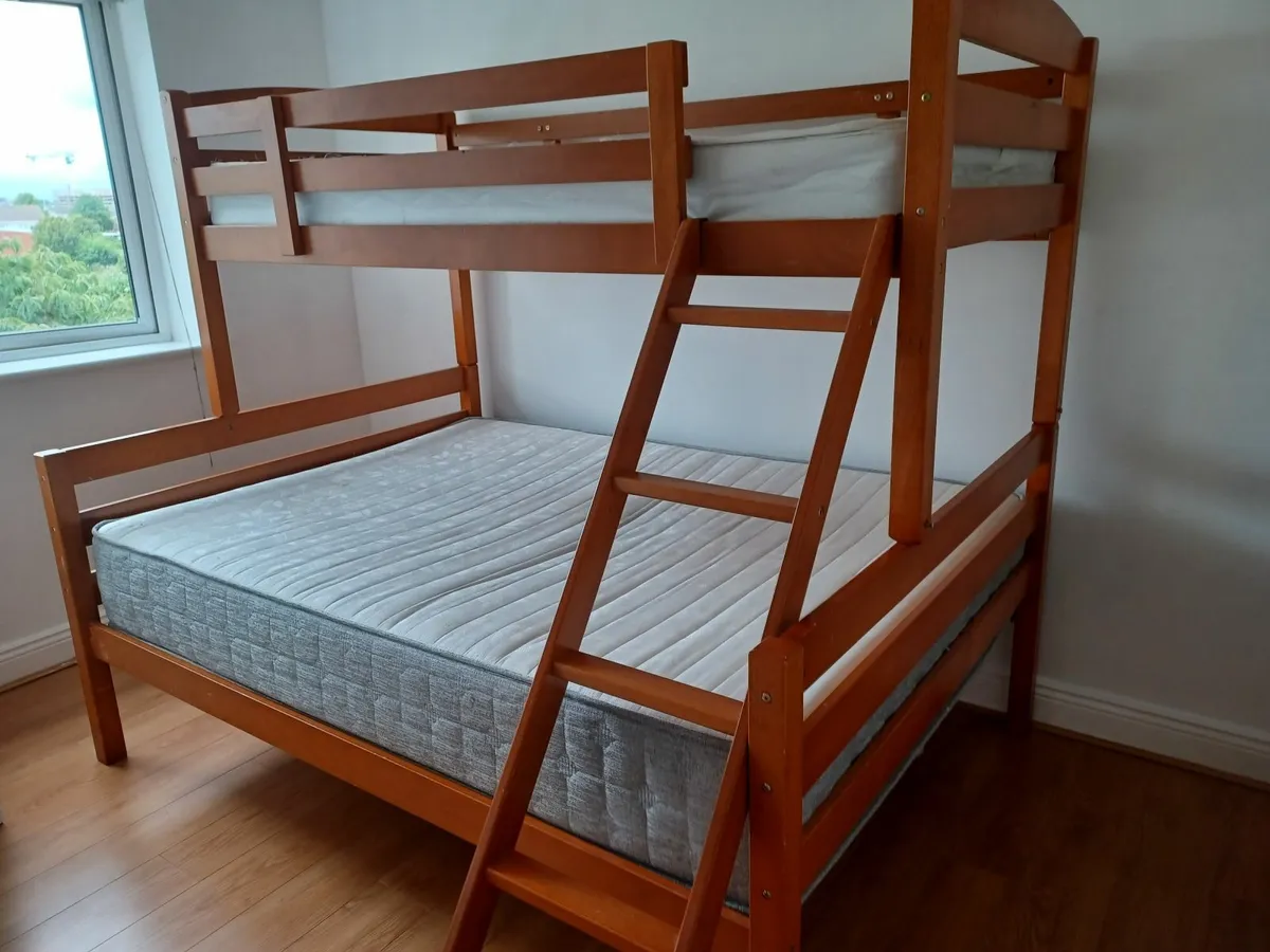 Triple bunk bed