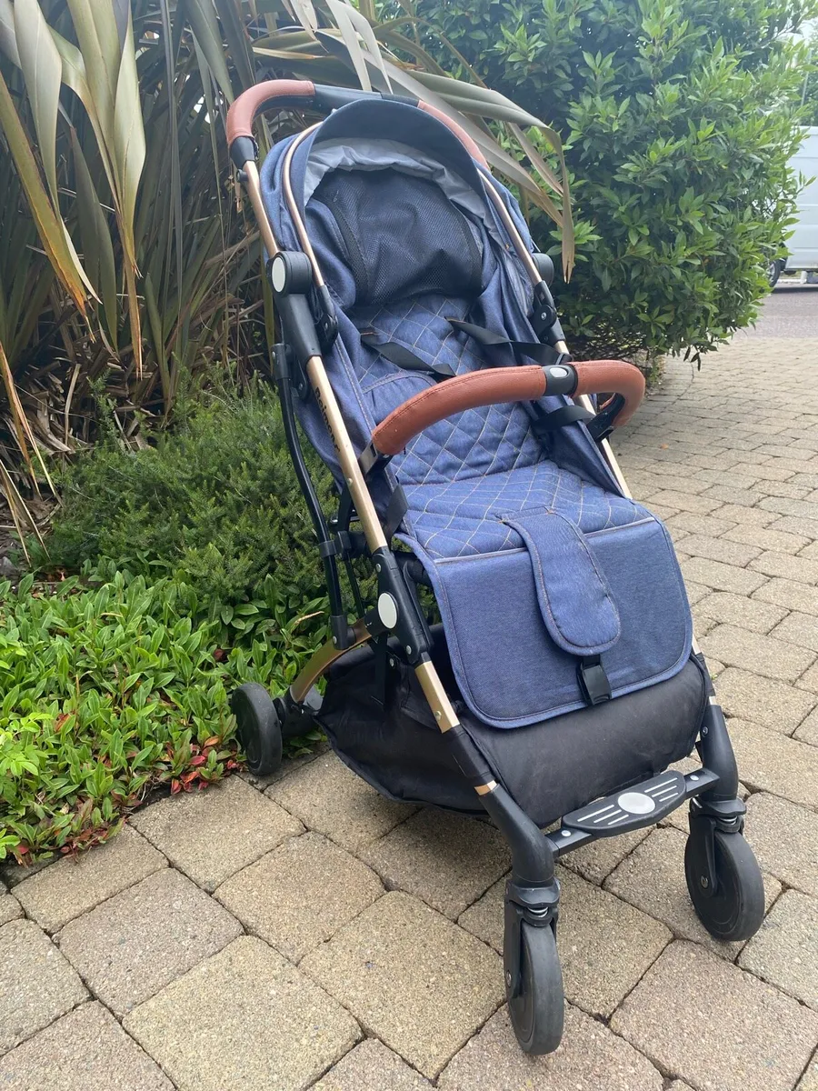 Compact folding stroller - Image 1