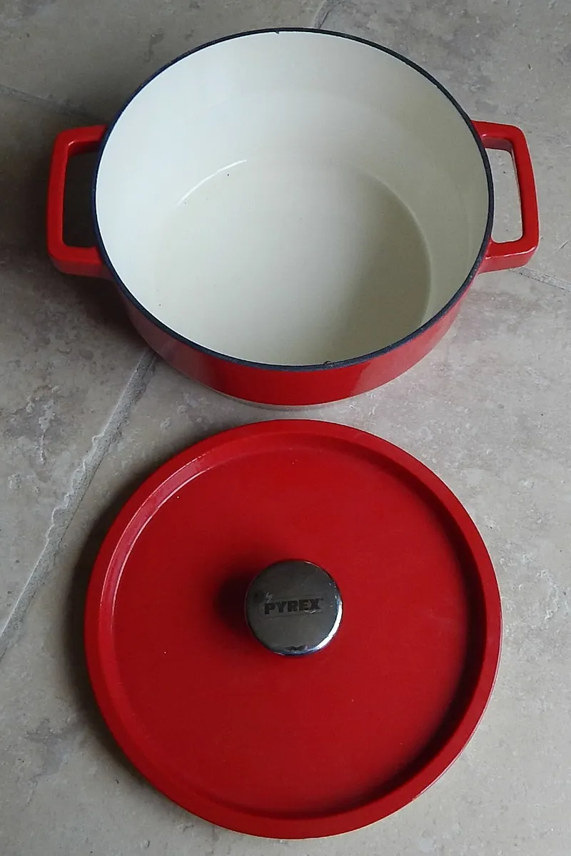 Vintage Round Pyrex Cast Iron & Enamel Cooking Pot - Image 3