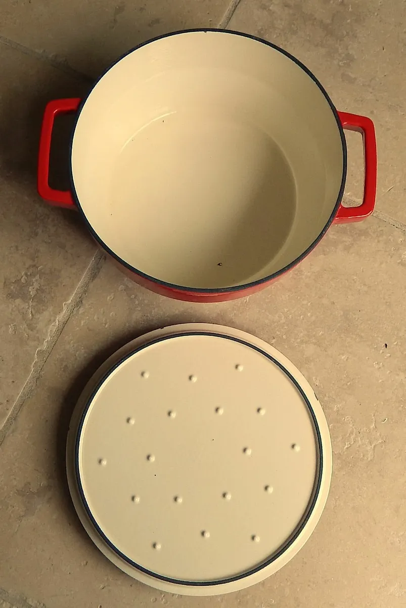 Vintage Round Pyrex Cast Iron & Enamel Cooking Pot - Image 4