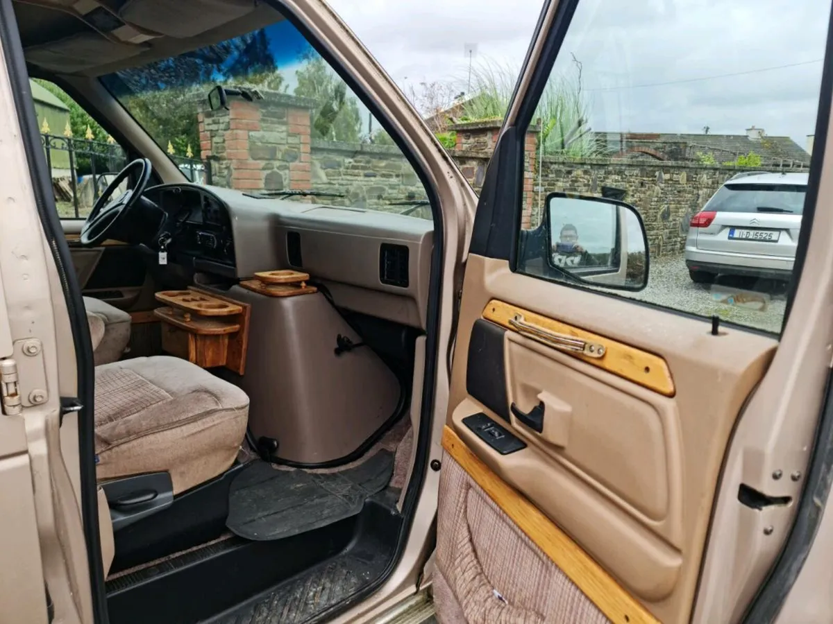 Ford Econoline - Image 2