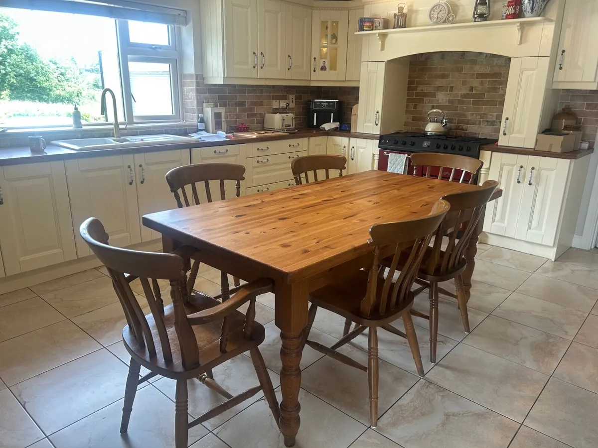 Table and chairs - Image 1