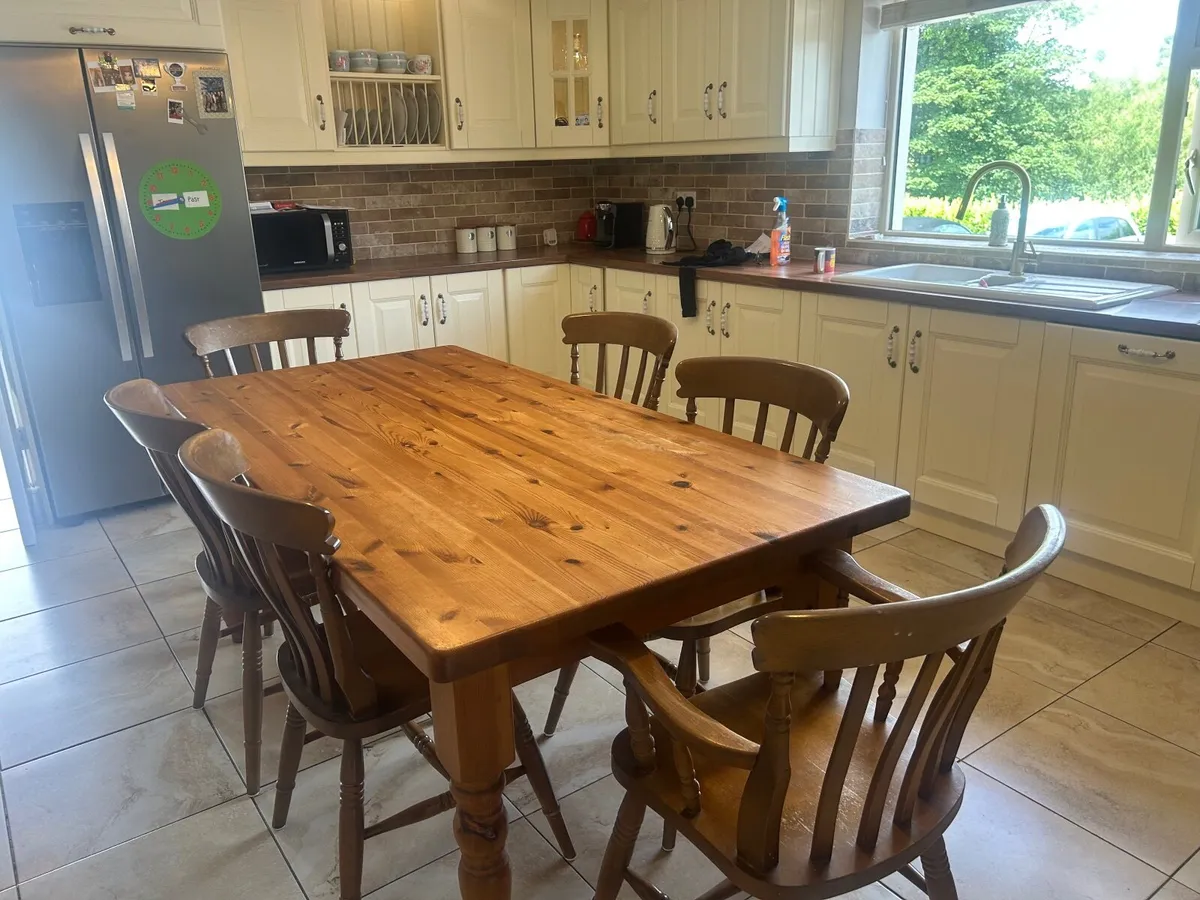 Table and chairs - Image 2