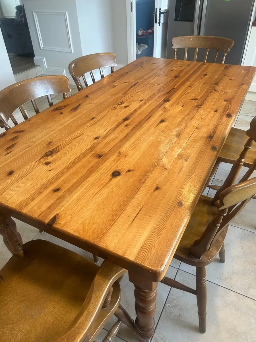 Table and chairs - Image 3
