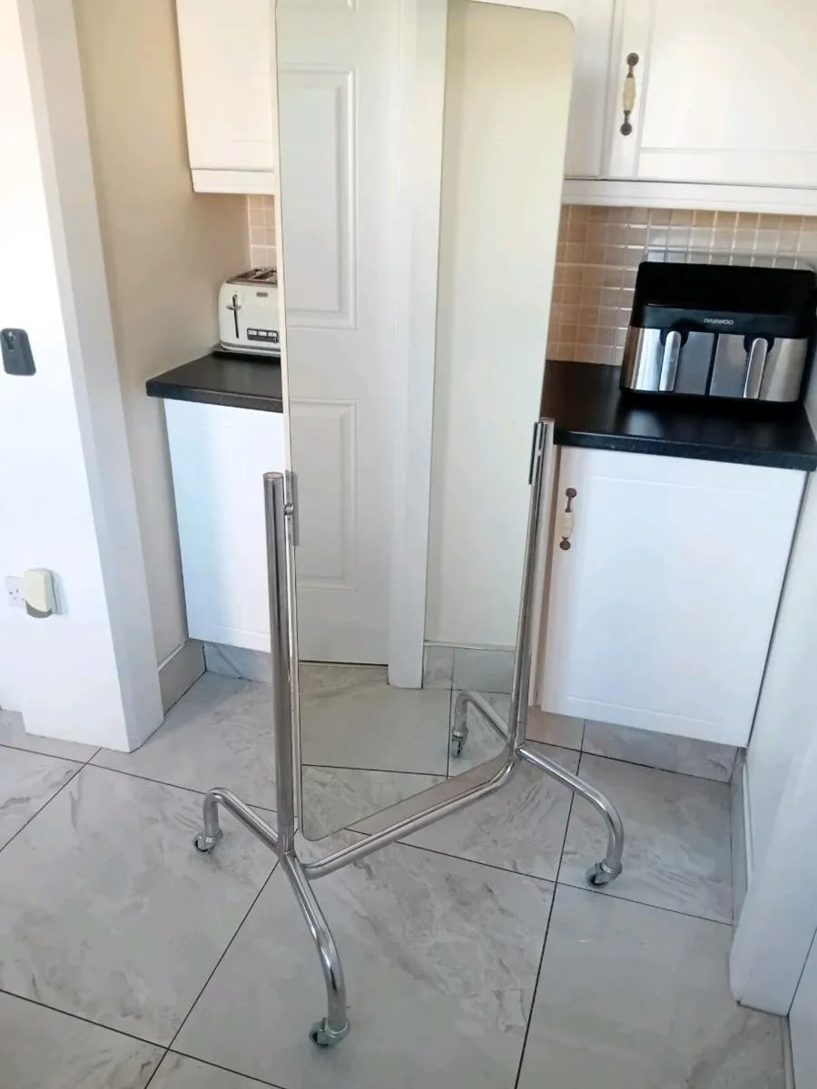 Large mirror - Image 1