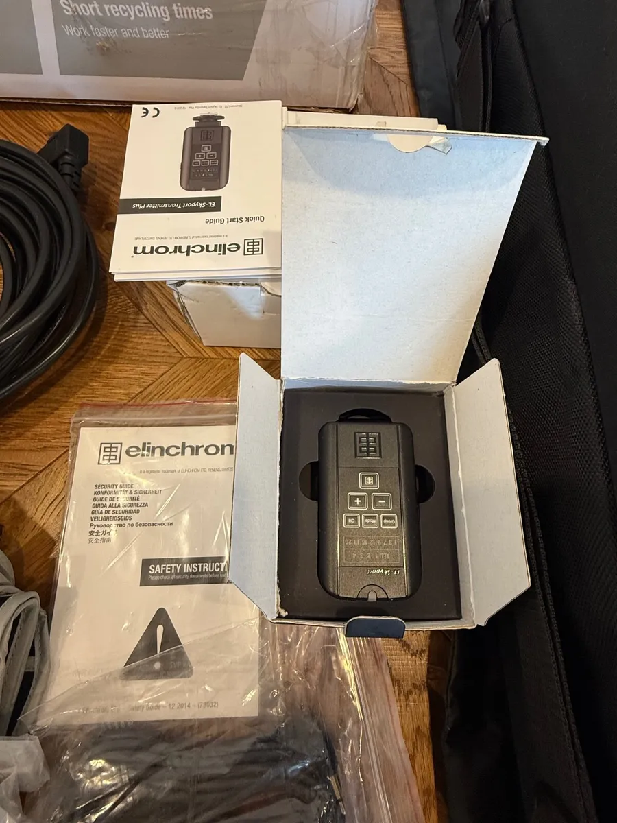 Elinchrom D-LITE TX 4/4 Soft Box studio flash kit. - Image 4