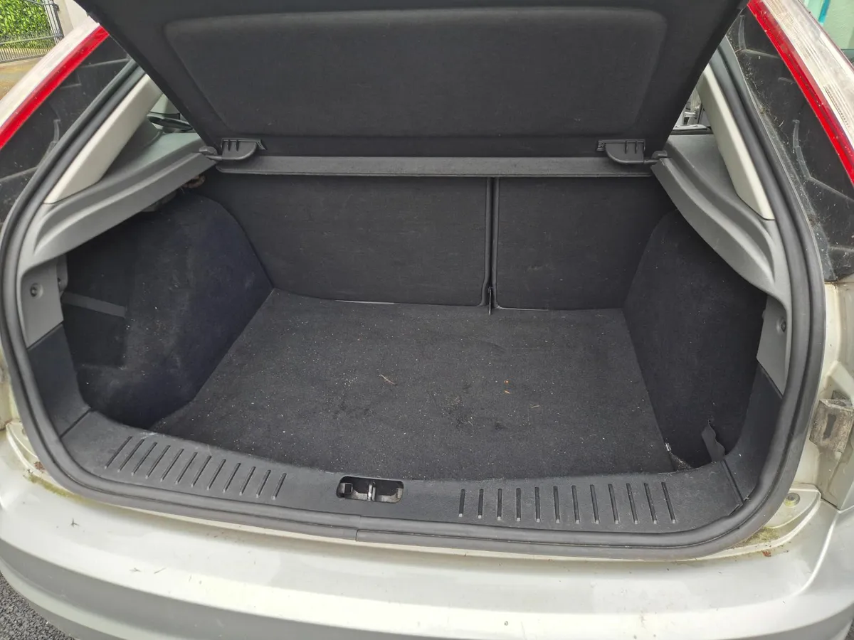 Ford Focus 2011 - Image 2