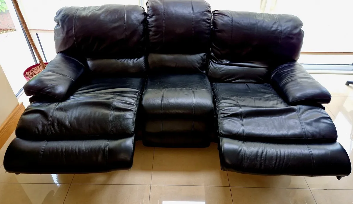 Leather reclining suite - Image 2
