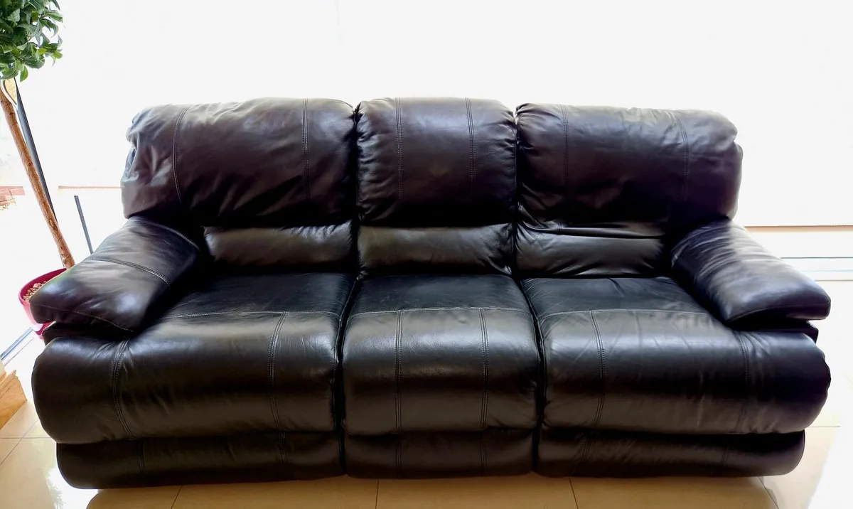 Leather reclining suite - Image 1