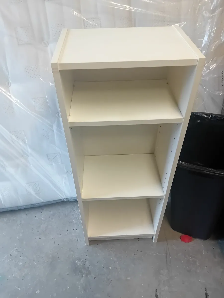 Bookcase with 3 shelves