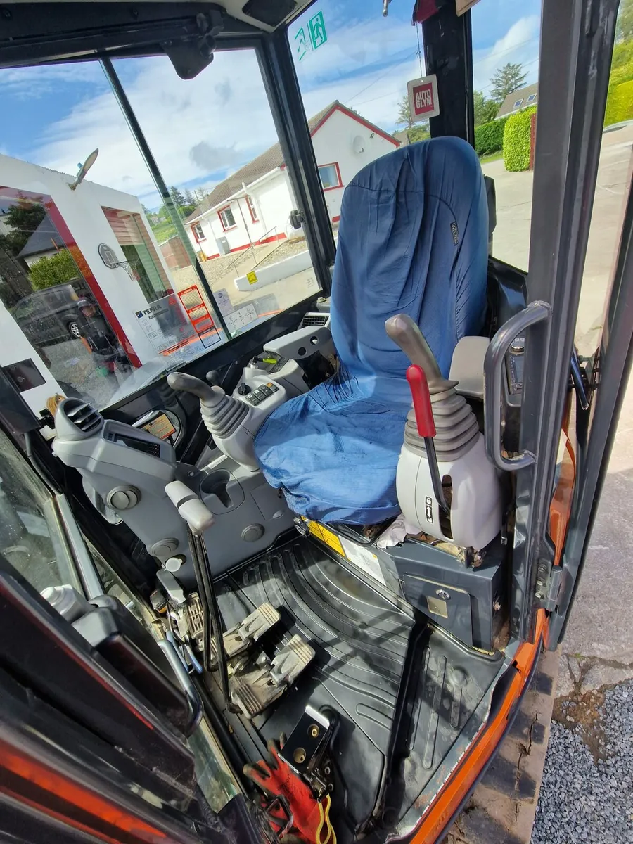 2018 Hitachi 55u - Image 4