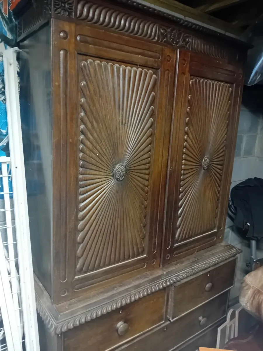 Wardrobe / chest of drawers