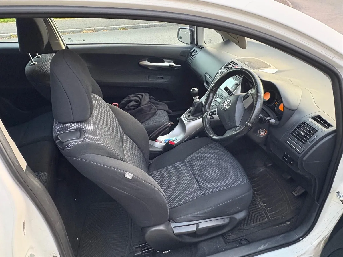 2011 Toyota Auris - Image 2