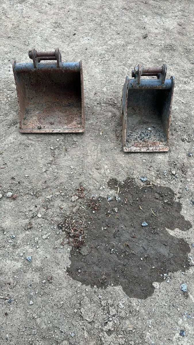 2 mini digger buckets - Image 1