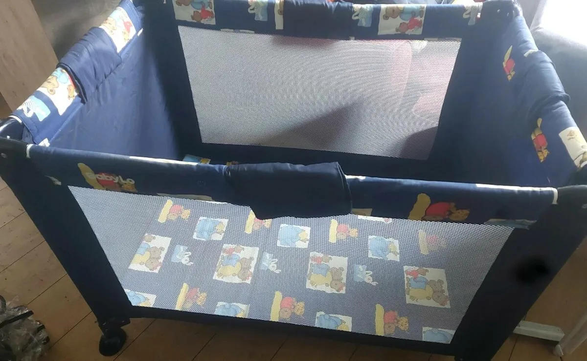 Travel cot - Image 1
