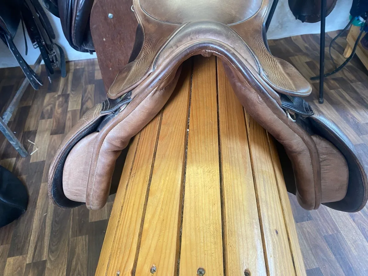 17” WIDE Falcon brown Leather saddle - Image 1