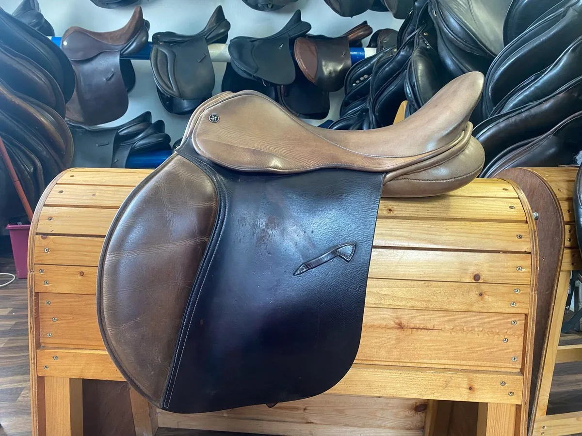 17” WIDE Falcon brown Leather saddle - Image 2
